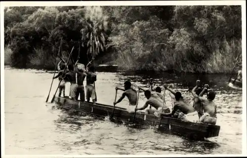 Ak Afrikanisches Kanu auf dem Sambesi oberhalb der Viktoriafälle, Zambezi River