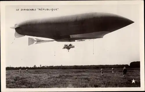 Ak Le Dirigéable République, Französisches Luftschiff, Zeppelin über einem Feld