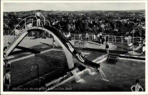 Ak Wiesbaden in Hessen, Opelbad am Neroberg mit Blick auf die Stadt