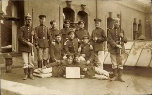 Foto Ak Gruppenbild Soldaten, Uniformen, Pickelhauben, Gewehre