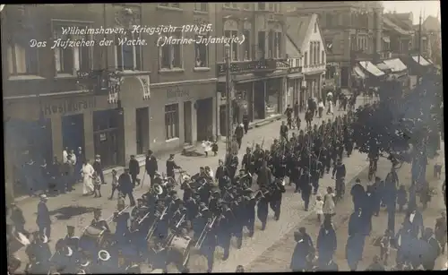 Ak Wilhelmshaven in Niedersachsen, Marine Infanterie, Aufziehen der Wache, Kriegsjahr 1914/15