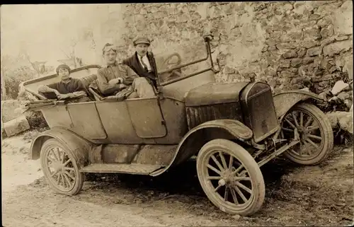 Foto Ak Männer in einem Automobil mit offenem Verdeck