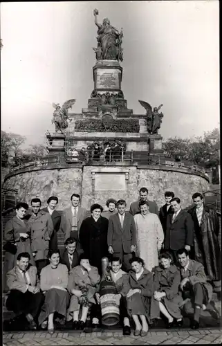 Foto Ak Rüdesheim am Rhein, Niederwald Nationaldenkmal, Gruppenfoto