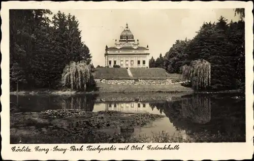 Ak Görlitz in der Lausitz, Georg Snay Park, Teichpartie mit Oberl. Gedenkhalle