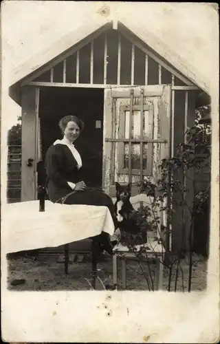 Foto Ak Portrait Frau mit Hund vor Gartenhäuschen, Hamburg