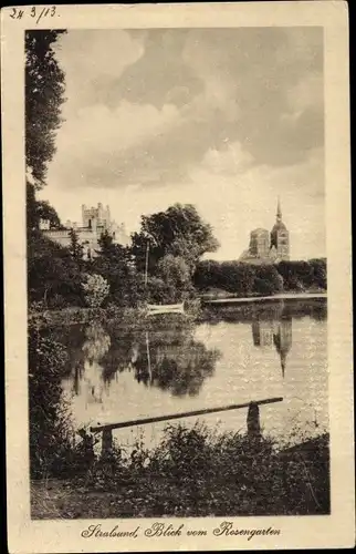 Ak Stralsund in Vorpommern, Blick vom Rosengarten, Teich, Nikolaikirche