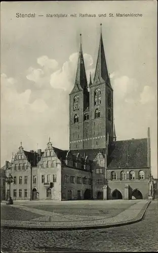 Ak Stendal, Blick auf den Marktplatz mit Rathaus und St. Marienkirche
