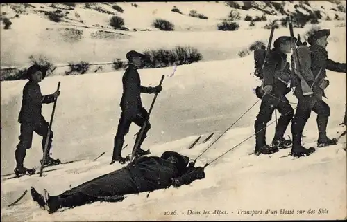 Ak Dans les Alpes, Transport d'un blesse sur des Skis, französische Gebirgsjäger