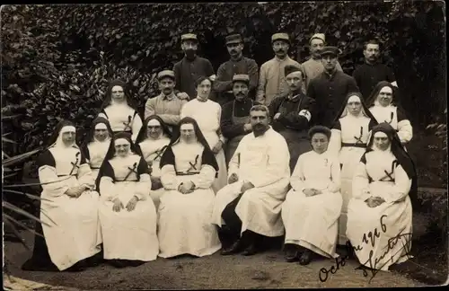 Foto Ak Französische Soldaten in Uniformen mit Krankenschwestern, Gruppenaufnahme 1916, I WK
