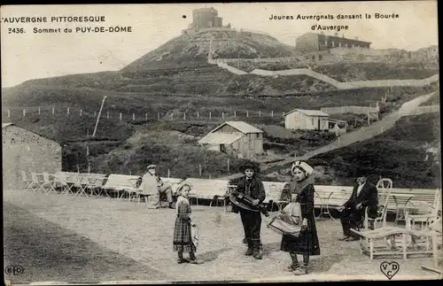 Ak Sommet du Puy de Dôme, Jeunes Auvergnants dansant la Bourée d'Auvergne