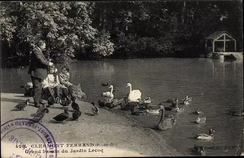 Ak Clermont Ferrand Puy de Dôme, grand bassin du Jardin Lecoq, Enten, Schwäne, Kinder, Fütterung