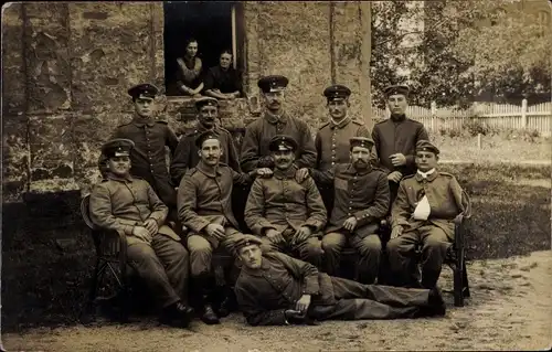 Foto Ak Gruppenbild deutscher Soldaten in Uniform