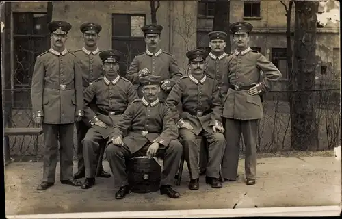 Foto Ak Gruppenbild deutscher Soldaten in Uniform