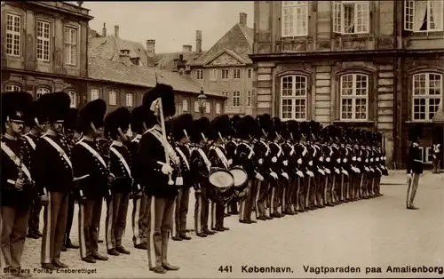 Ak København Kopenhagen Dänemark, Vagtparaden paa Amalienborg