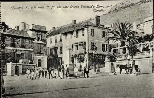 Ak Gibraltar, Gunners Parade, H. M. the late Queen Victoria's Monument