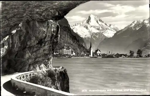 Ak Axenstraße am Vierwaldstättersee Kanton Uri, Flüelen, Bristenstock
