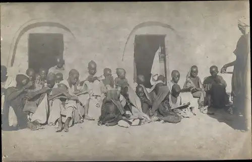 Foto Ak Afrika, Kinder vor einem Gebäude