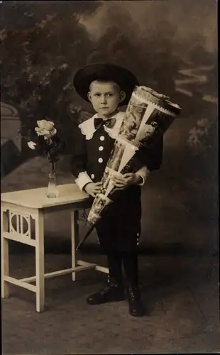 Foto Ak Chemnitz in Sachsen, Portrait, Einschulung, Junge mit Zuckertüte, Henrie Hempe 1922