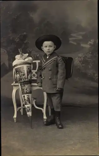 Foto Ak Chemnitz in Sachsen, Portrait, Einschulung, Junge mit Zuckertüte, Heinz Hempe 1922