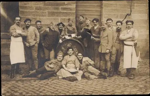 Foto Ak Neustadt an der Weinstraße, Gruppenbild am Backsteinhaus