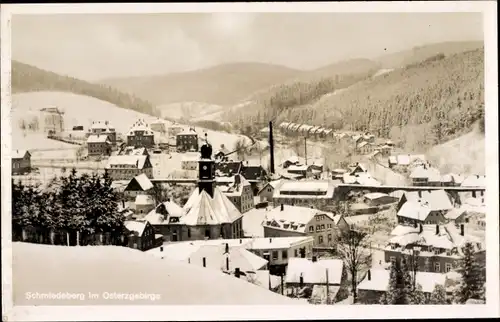 Ak Schmiedeberg Dippoldiswalde im Erzgebirge, Gesamtansicht, Winter