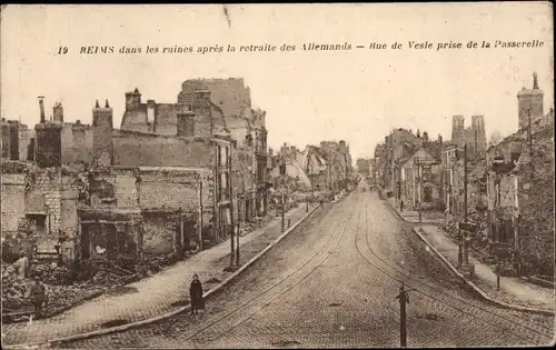 Ak Reims Marne, rue de Vesle, dans les ruines après la retraite des Allemands, I. WK