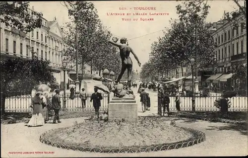 Ak Toulouse Haute Garonne, l'Avenue et l'Allée Lafayette, Square avec Statue