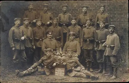 Foto Ak Gruppenbild deutscher Soldaten in Uniform