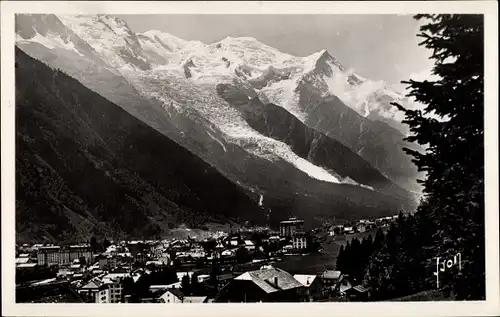Ak Chamonix Mont Blanc Haute Savoie, vue générale et le massif du Mont Blanc