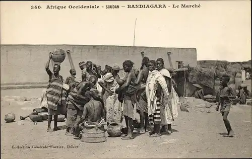Ak Mali, Soudan, Bandiagara, Le Marché, groupe indigène, femmes, enfants