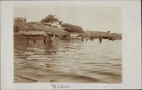 Foto Ak Medina Saudi Arabien, Wasserpartie, Badende Menschen