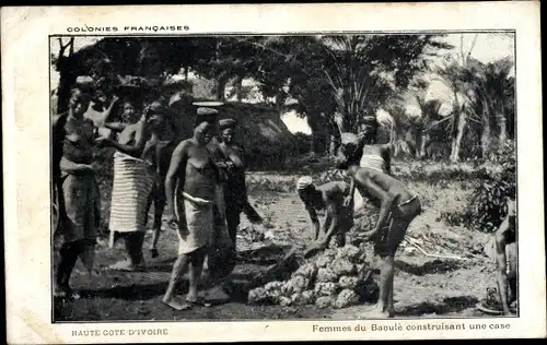 Ak Elfenbeinküste, Femmes du Baoule construisant une case