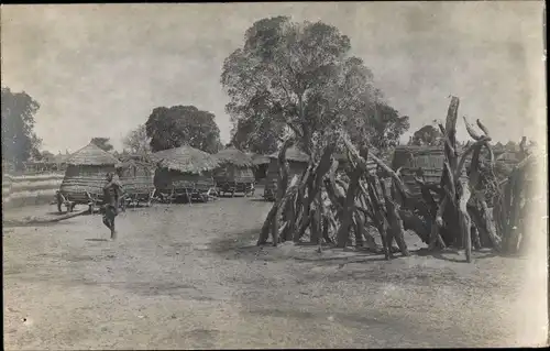Foto Ak Elfenbeinküste?, Dorfpartie, Strohhütten, Einheimischer, Afrika