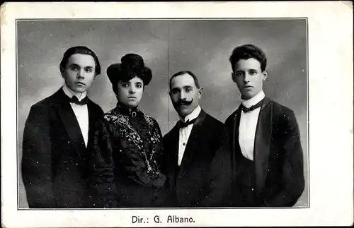 Ak Frau und drei Männer, Musiker, Dir. G. Albano, Portrait