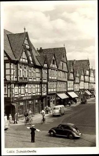 Foto Ak Celle in Niedersachsen, Schulstraße mit Verkehrspolizist