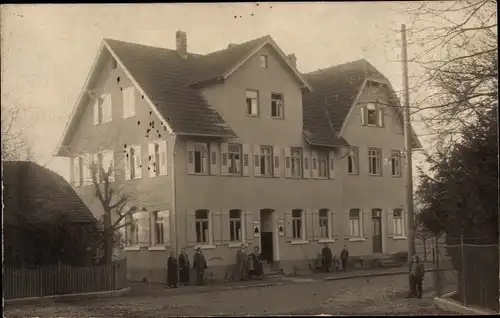 Foto Ak Unterurbach Urbach im Remstal, Blick auf ein Gasthaus, Straßenpartie