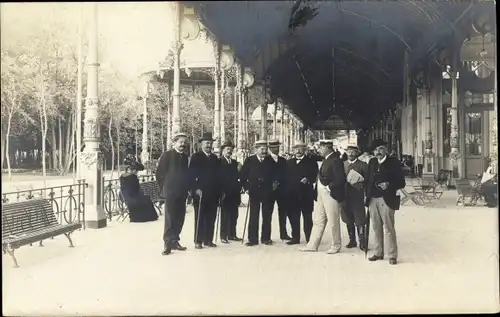 Foto Ak Vosges, Gruppenbild, Männer, Gehstock, Sitzbank