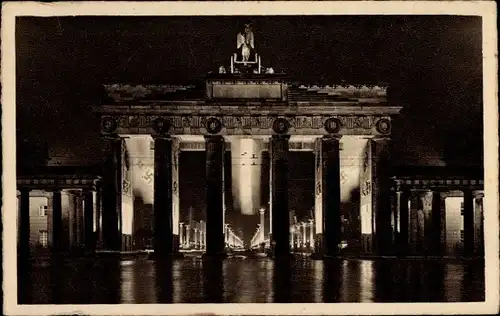 Ak Berlin, Pariser Platz, Brandenburger Tor bei Nacht