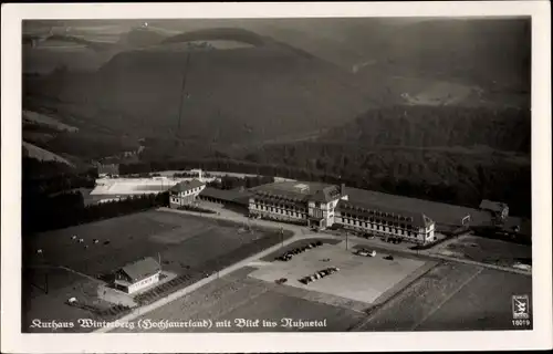 Ak Winterberg im Sauerland, Fliegeraufnahme vom Kurhaus mit Blick ins Nuhnetal