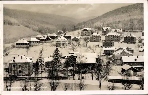 Ak Schmiedeberg im Osterzgebirge, Ansicht des Ortes im Winter