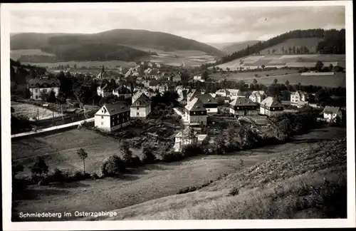 Ak Schmiedeberg Dippoldiswalde im Erzgebirge, Blick aus der Ferne auf den Ort