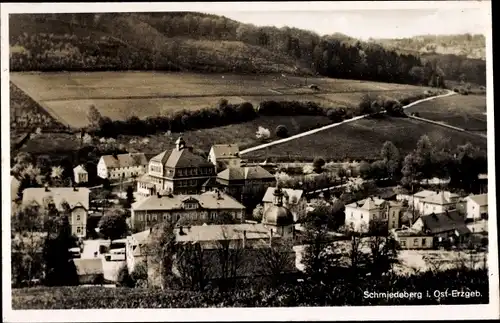 Ak Schmiedeberg Dippoldiswalde im Erzgebirge, Gesamtansicht, Fliegeraufnahme