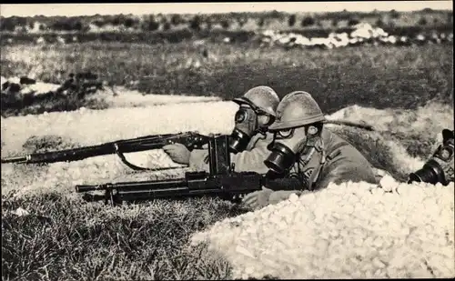 Ak Alerte aux gaz, französische Soldaten mit Gasmasken, Gewehr, 1940