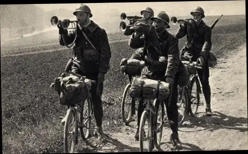 Ak Fin de la manoeuvre, Französische Soldaten auf Fahrrädern geben Trompetensignal, 1940