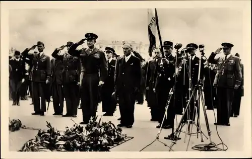 Ak Liberation de Paris, Le General Eisenhower a la tombe du Soldat Inconnu, Arc de Triomphe