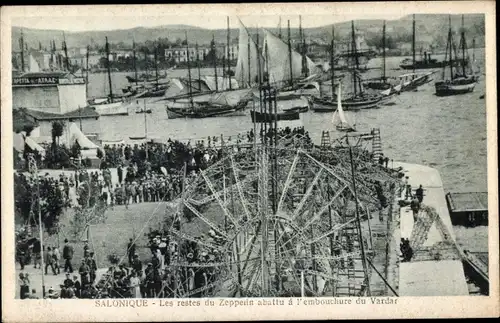 Ak Saloniki Thessaloniki Griechenland, les restes du Zeppelin abattu a l'embouchure du Vardar