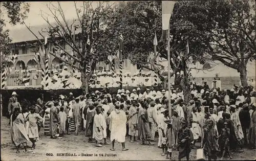 Ak Dakar Senegal, Straßenfeierlichkeiten am 14. Juli, Französische Kolonialsoldaten