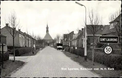 Ak Sint Laurens Zeeland, Kerklaan met N. H. Kerk