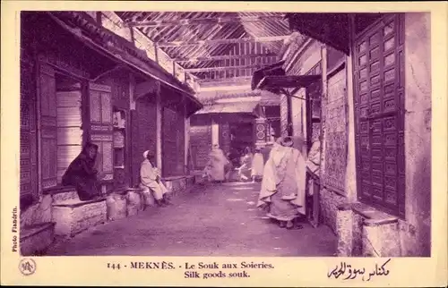 Ak Meknès Marokko, Le Souk aux Soieries, Straßenpartie, Passanten, Händler