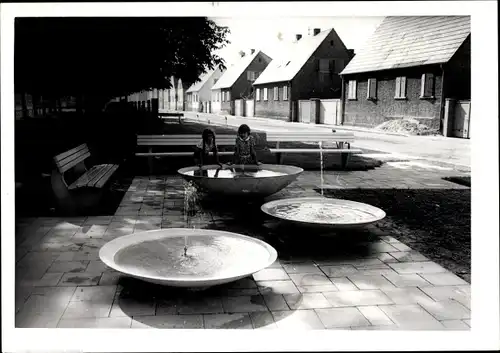 Foto Ak Böhl Iggelheim in der Pfalz, Kinder am Wasserspiel, Dorf